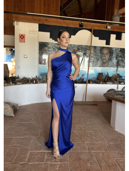 Vestido largo de corte elegante con diseño ajustado.