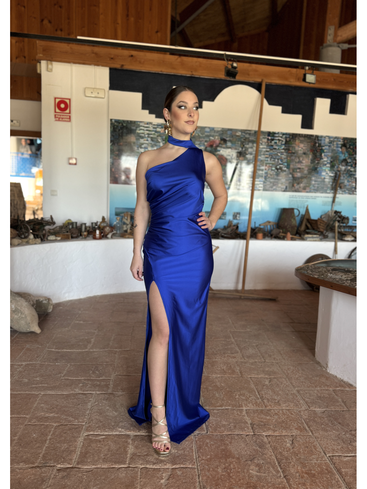 Vestido largo de corte elegante con diseño ajustado.