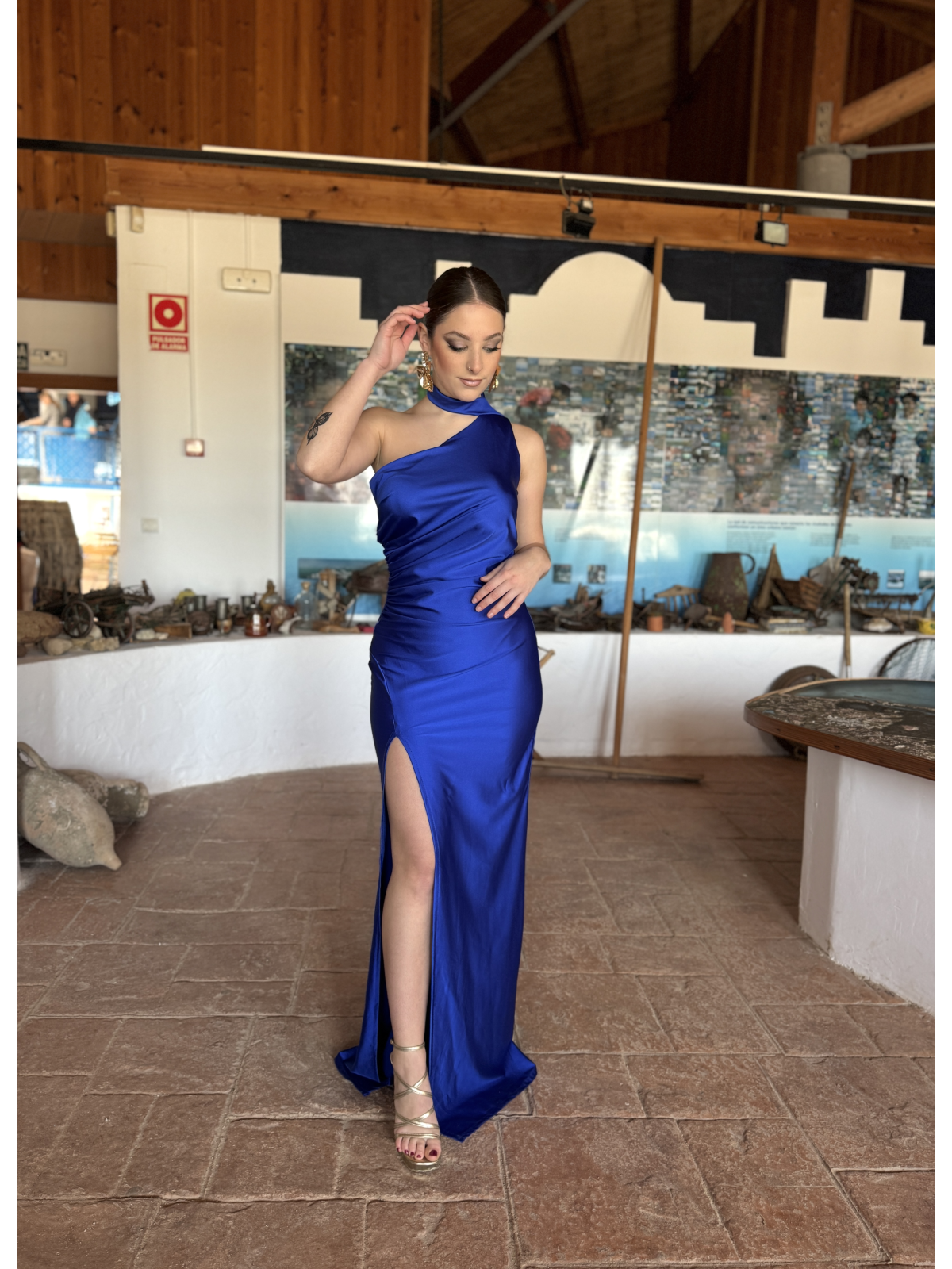 Vestido largo de corte elegante con diseño ajustado.