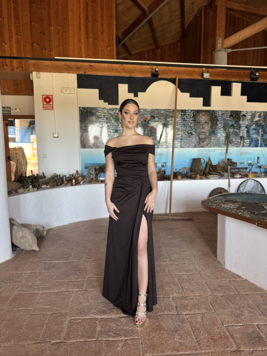 Vestido largo de corte elegante con diseño ajustado.