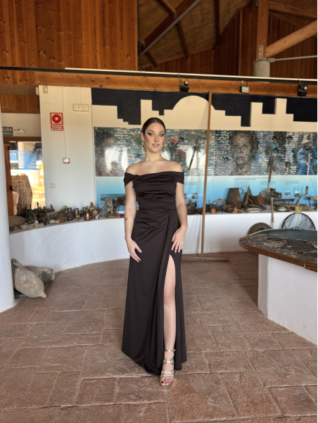 Vestido largo de corte elegante con diseño ajustado.