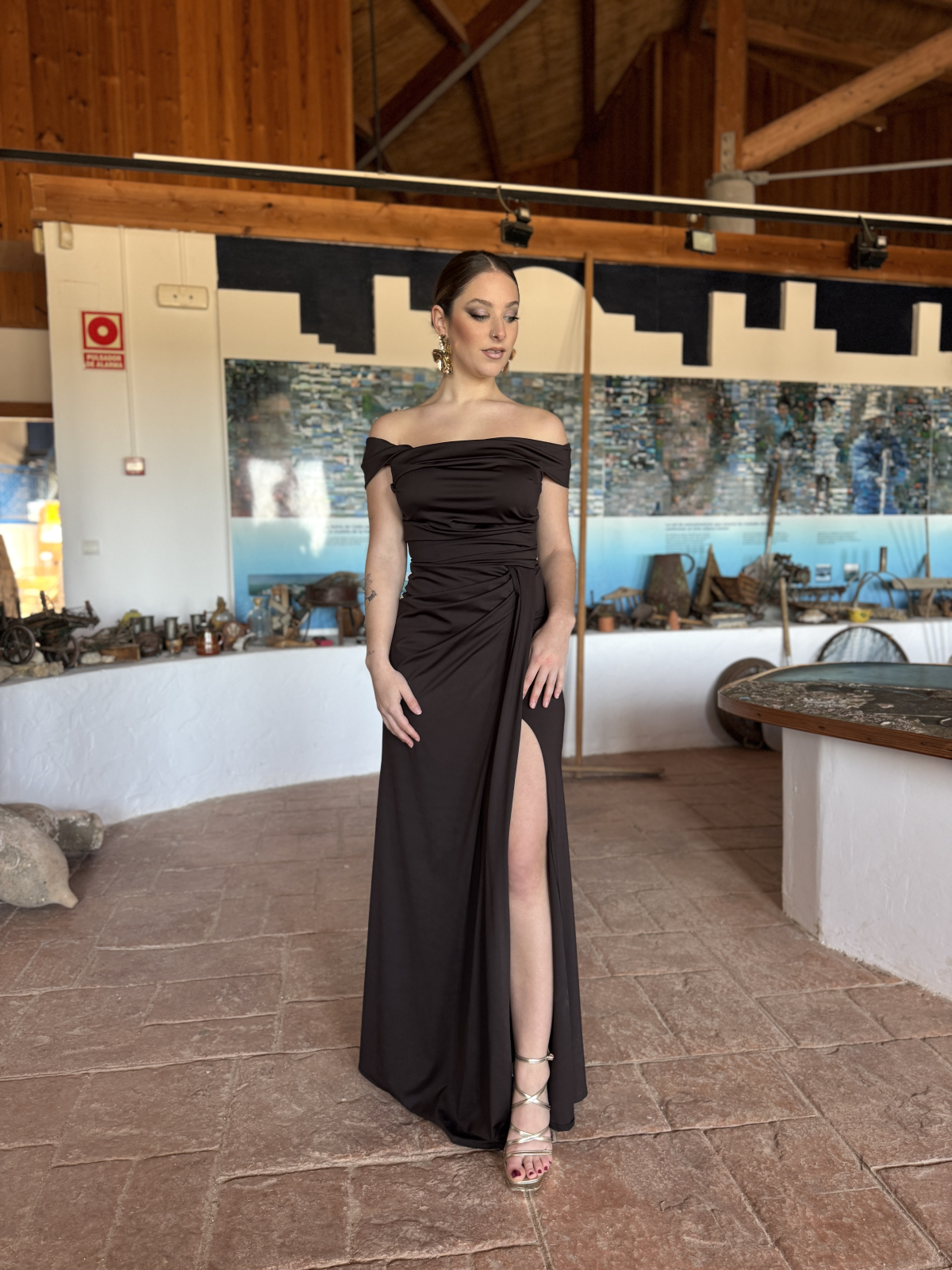 Vestido largo de corte elegante con diseño ajustado.