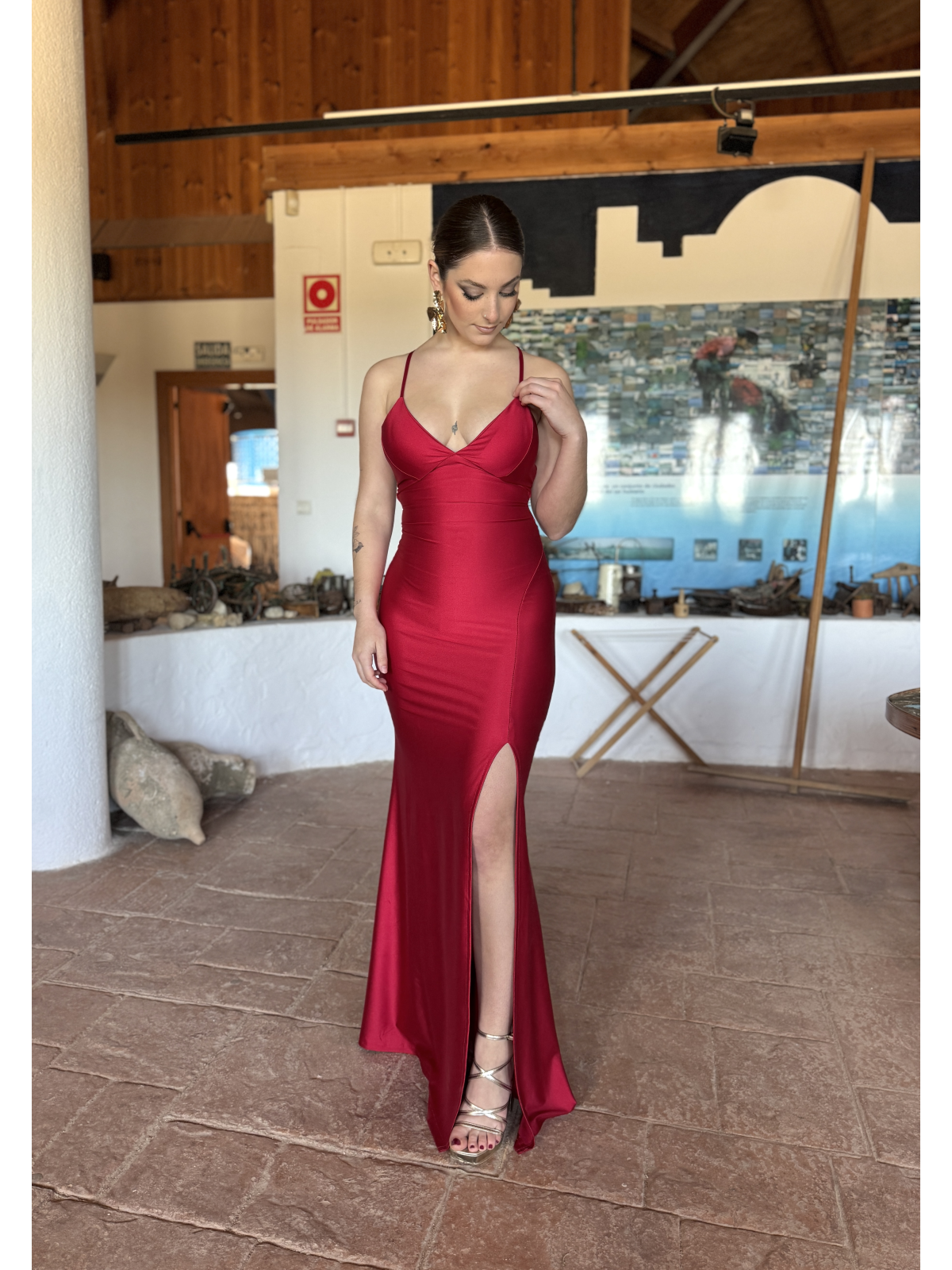 Vestido largo de corte elegante con diseño ajustado.