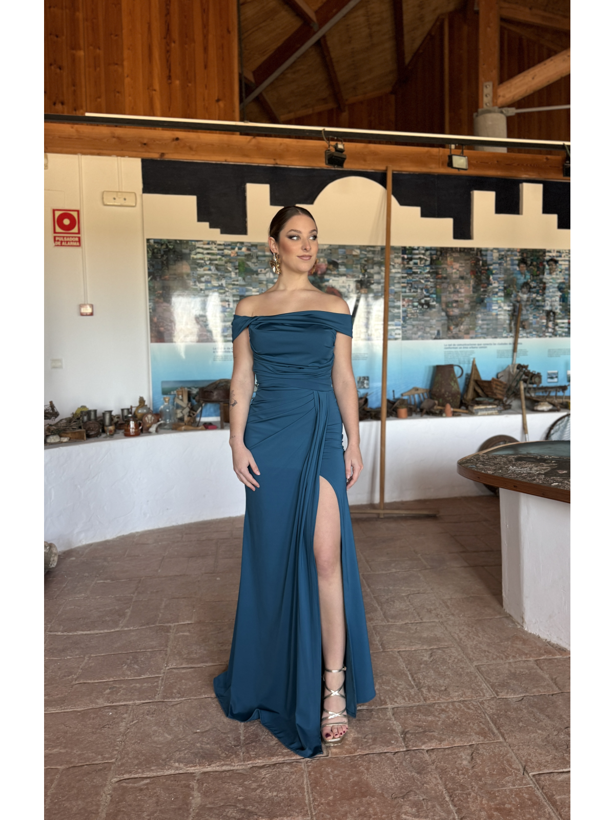 Vestido largo de corte elegante con diseño ajustado.