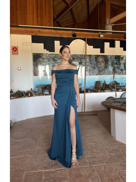 Vestido largo de corte elegante con diseño ajustado.