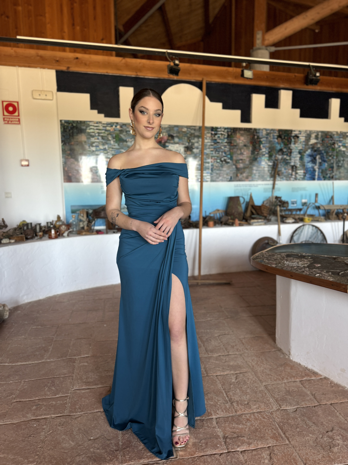 Vestido largo de corte elegante con diseño ajustado.