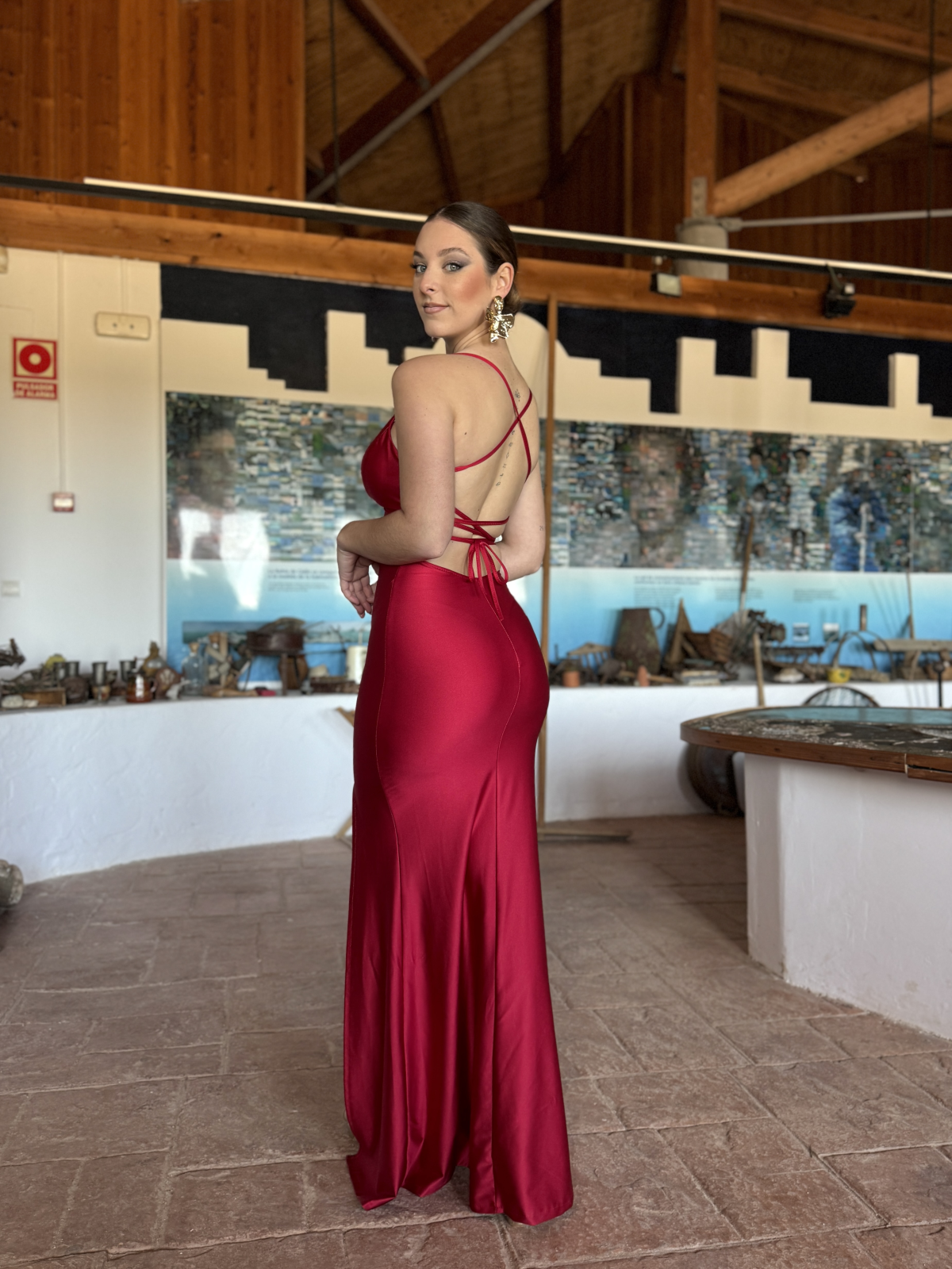 Vestido largo de corte elegante con diseño ajustado.