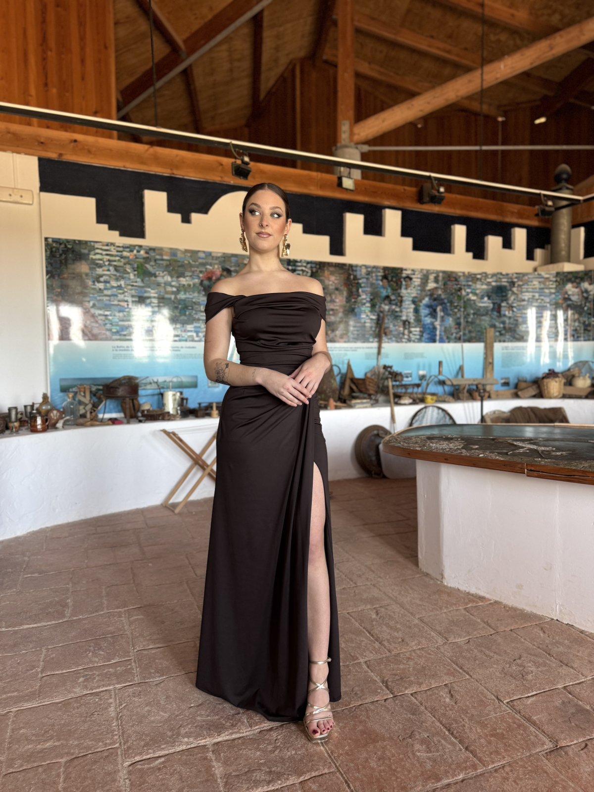 Vestido largo de corte elegante con diseño ajustado.