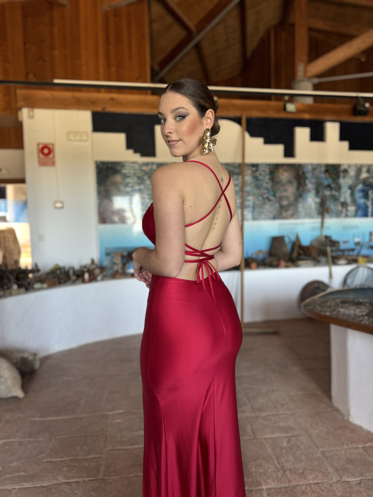 Vestido largo de corte elegante con diseño ajustado.