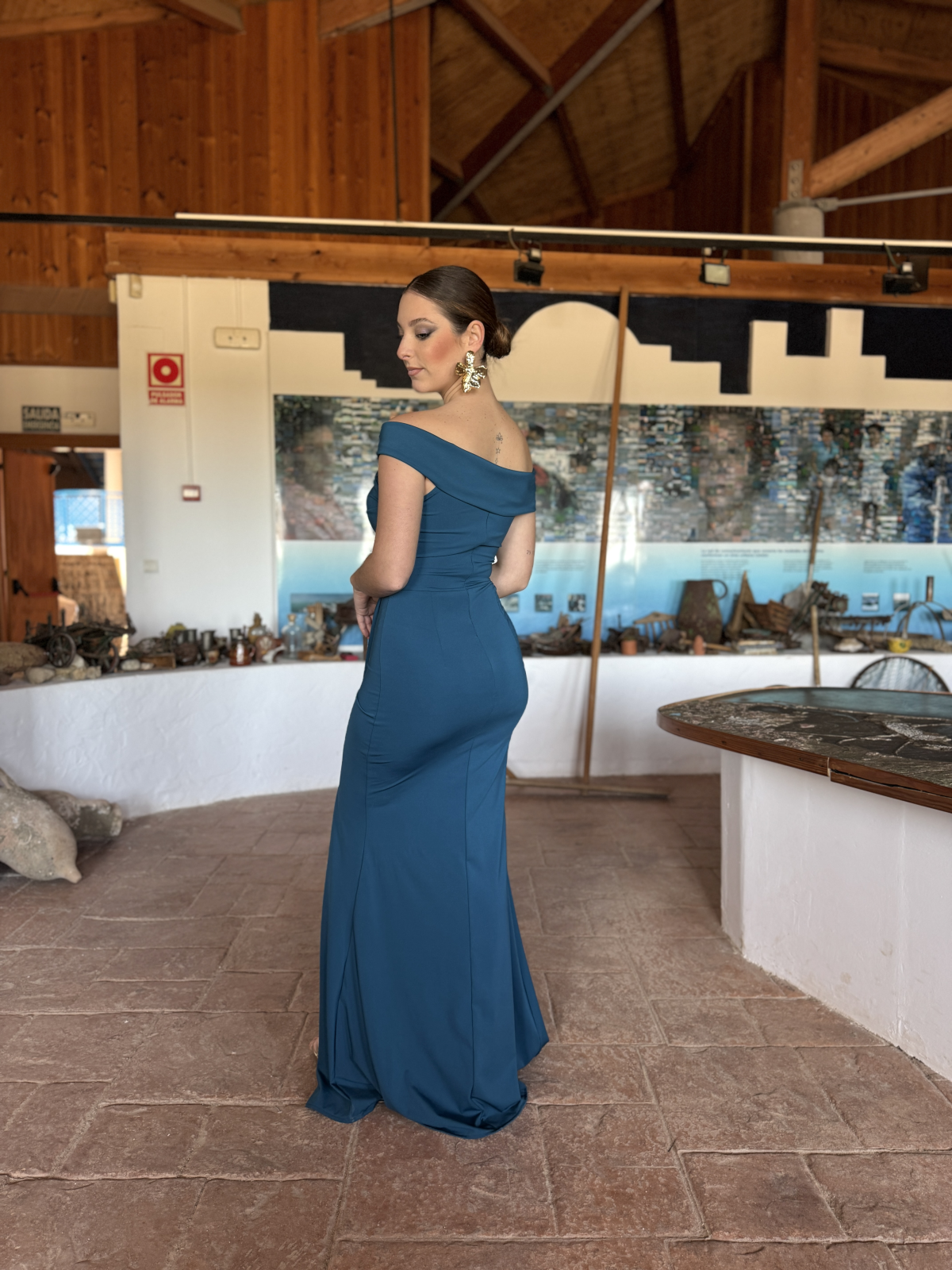 Vestido largo de corte elegante con diseño ajustado.