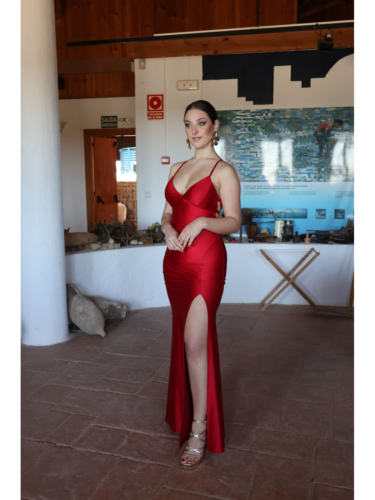 Vestido largo de corte elegante con diseño ajustado.