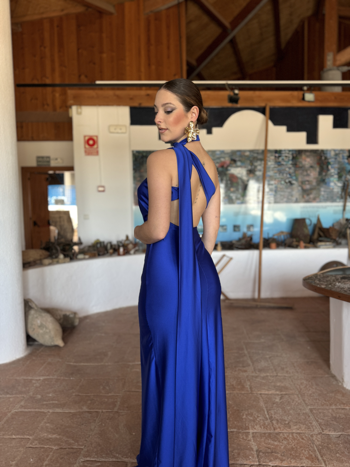 Vestido largo de corte elegante con diseño ajustado.