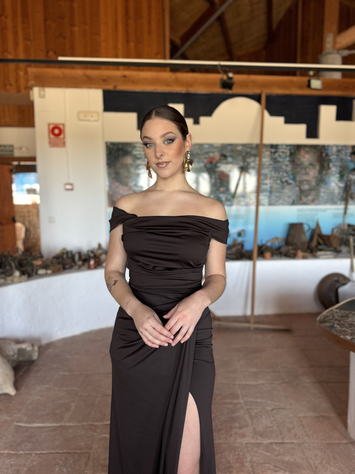 Vestido largo de corte elegante con diseño ajustado.