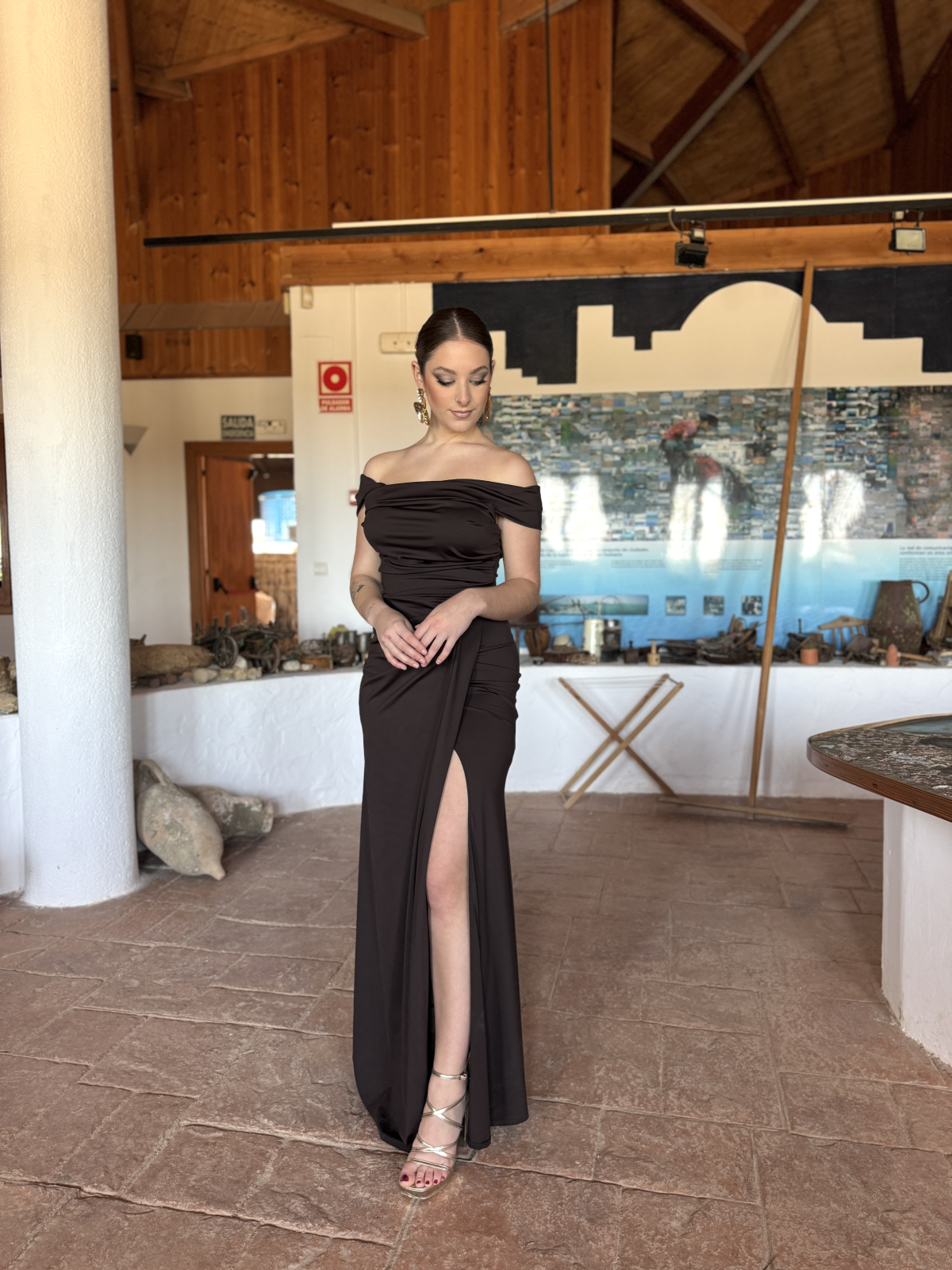 Vestido largo de corte elegante con diseño ajustado.