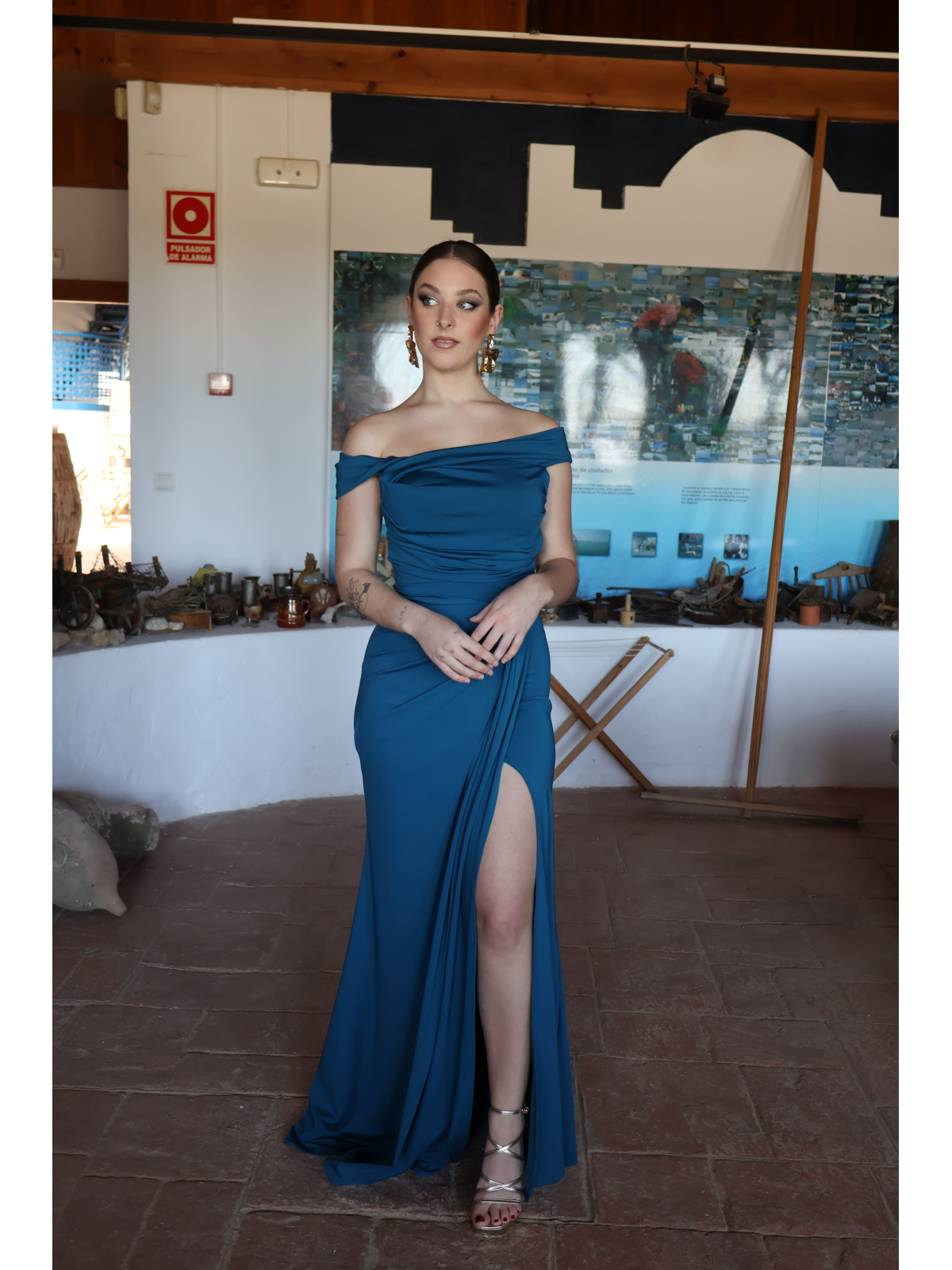 Vestido largo de corte elegante con diseño ajustado.