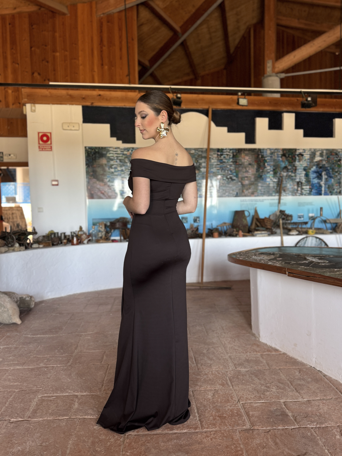 Vestido largo de corte elegante con diseño ajustado.