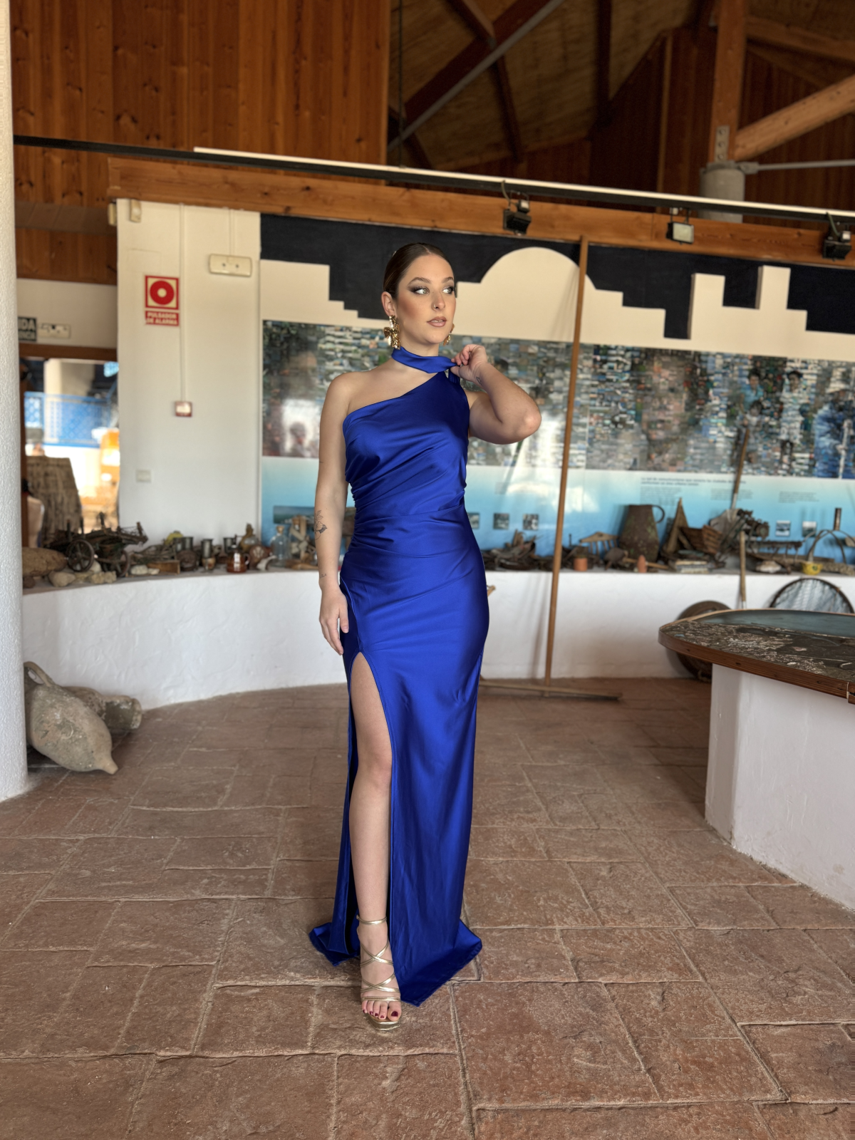 Vestido largo de corte elegante con diseño ajustado.