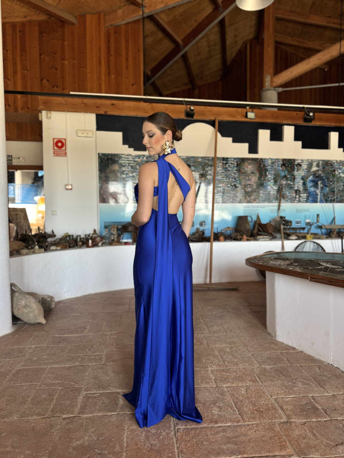 Vestido largo de corte elegante con diseño ajustado.