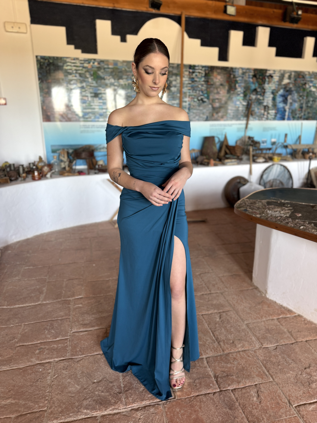 Vestido largo de corte elegante con diseño ajustado.