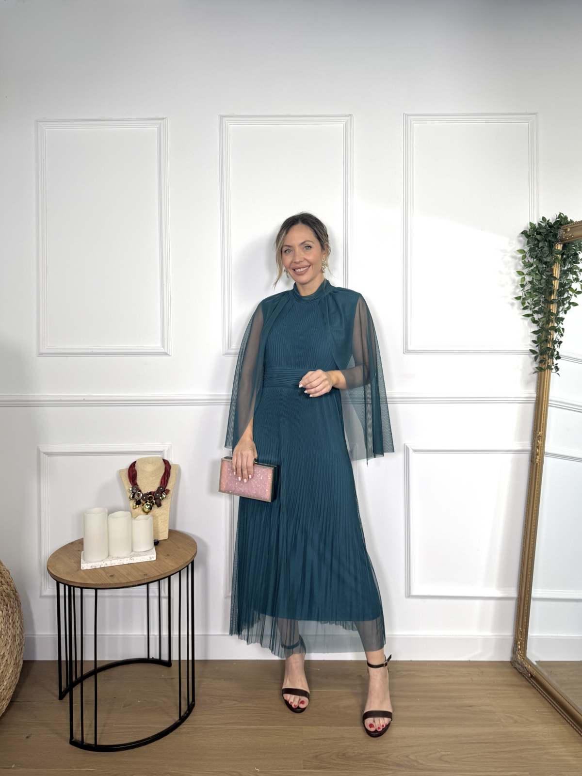 Vestido midi confeccionado en tejido de tul plisado.