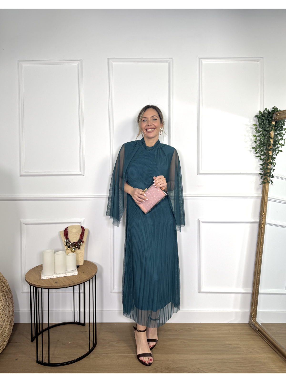 Vestido midi confeccionado en tejido de tul plisado.