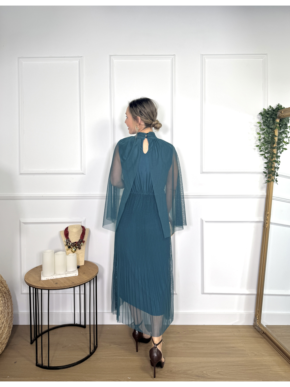 Vestido midi confeccionado en tejido de tul plisado.