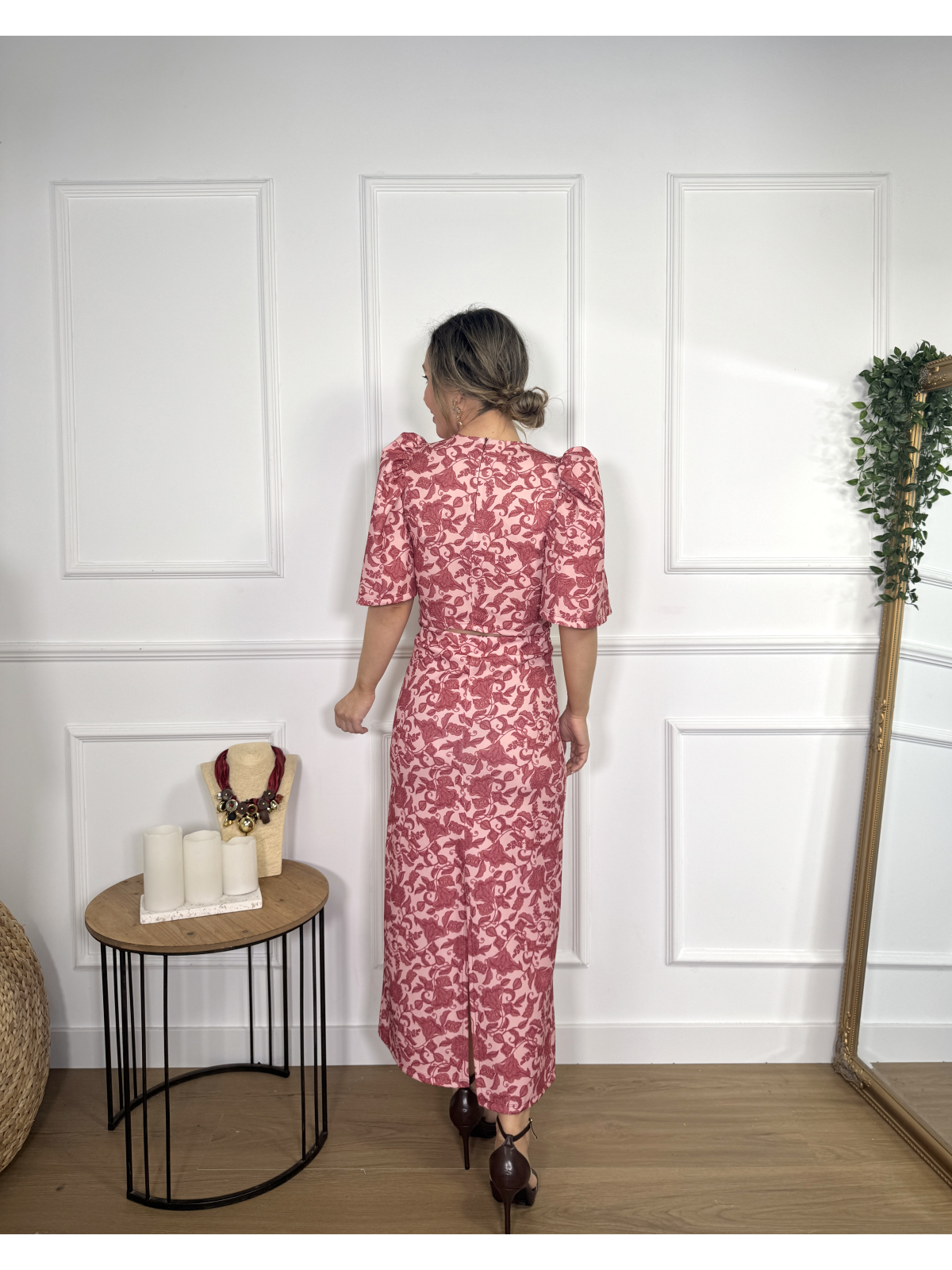 Conjunto de dos piezas formado por top y falda midi.