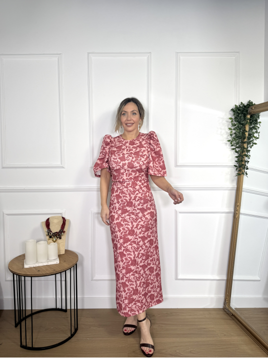 Conjunto de dos piezas formado por top y falda midi.