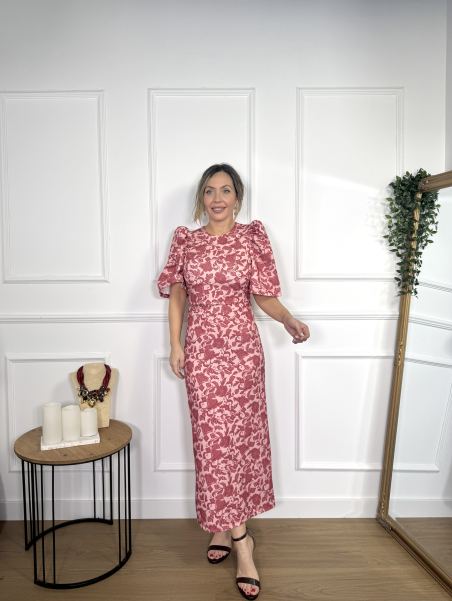 Conjunto de dos piezas formado por top y falda midi.