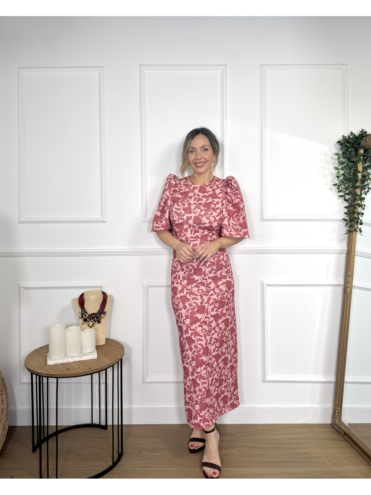 Conjunto de dos piezas formado por top y falda midi.