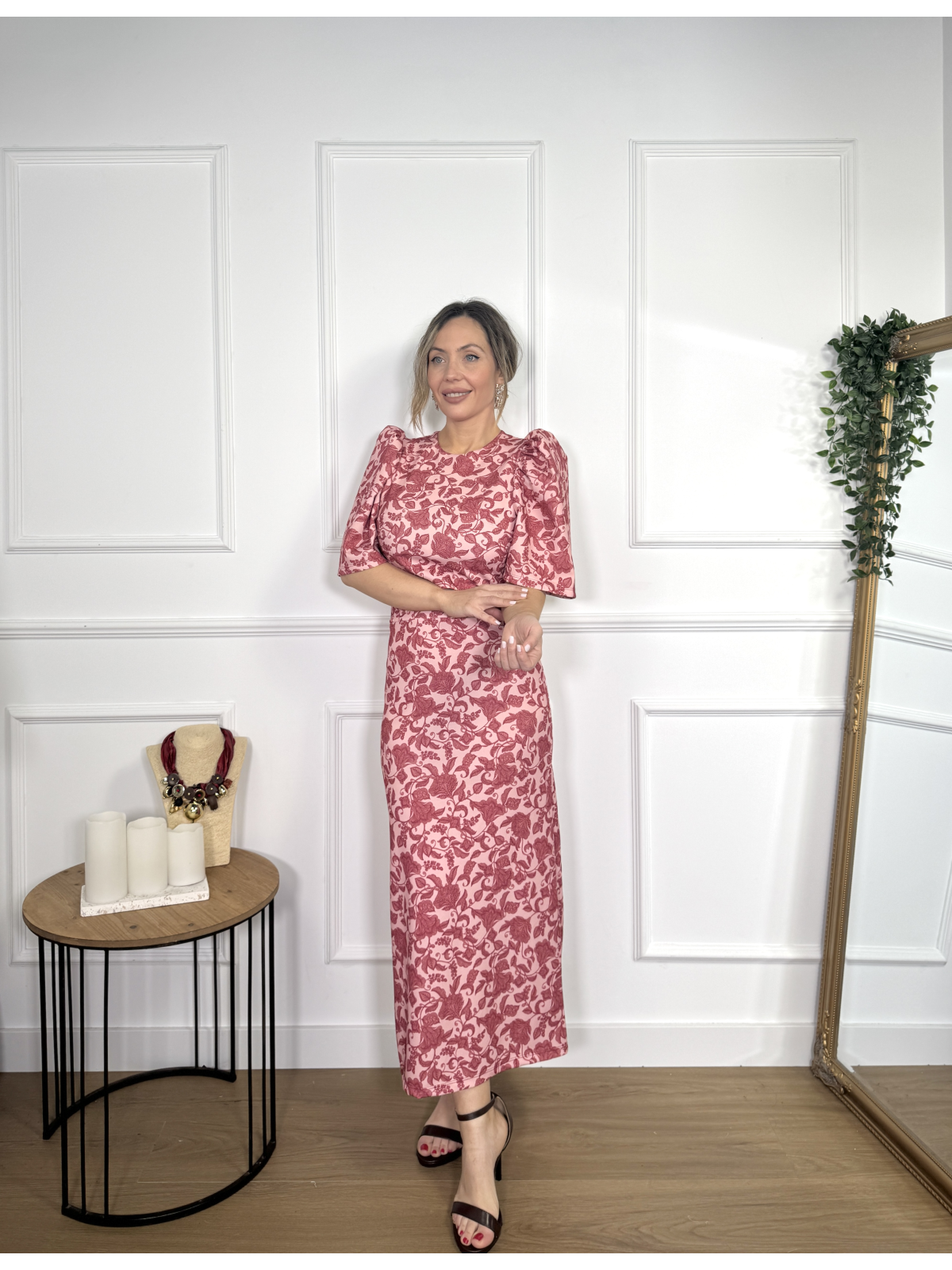 Conjunto de dos piezas formado por top y falda midi.