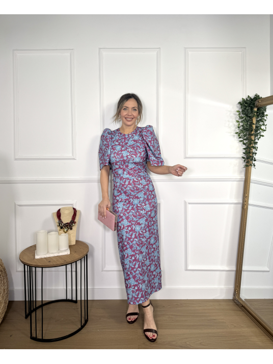 Conjunto de dos piezas formado por top y falda midi.