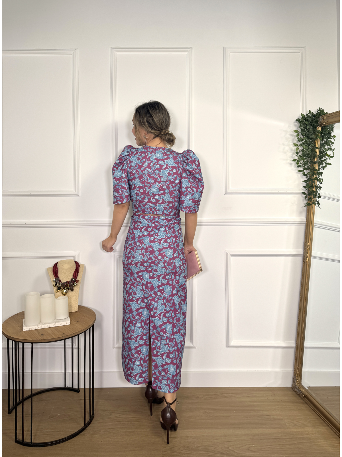 Conjunto de dos piezas formado por top y falda midi.