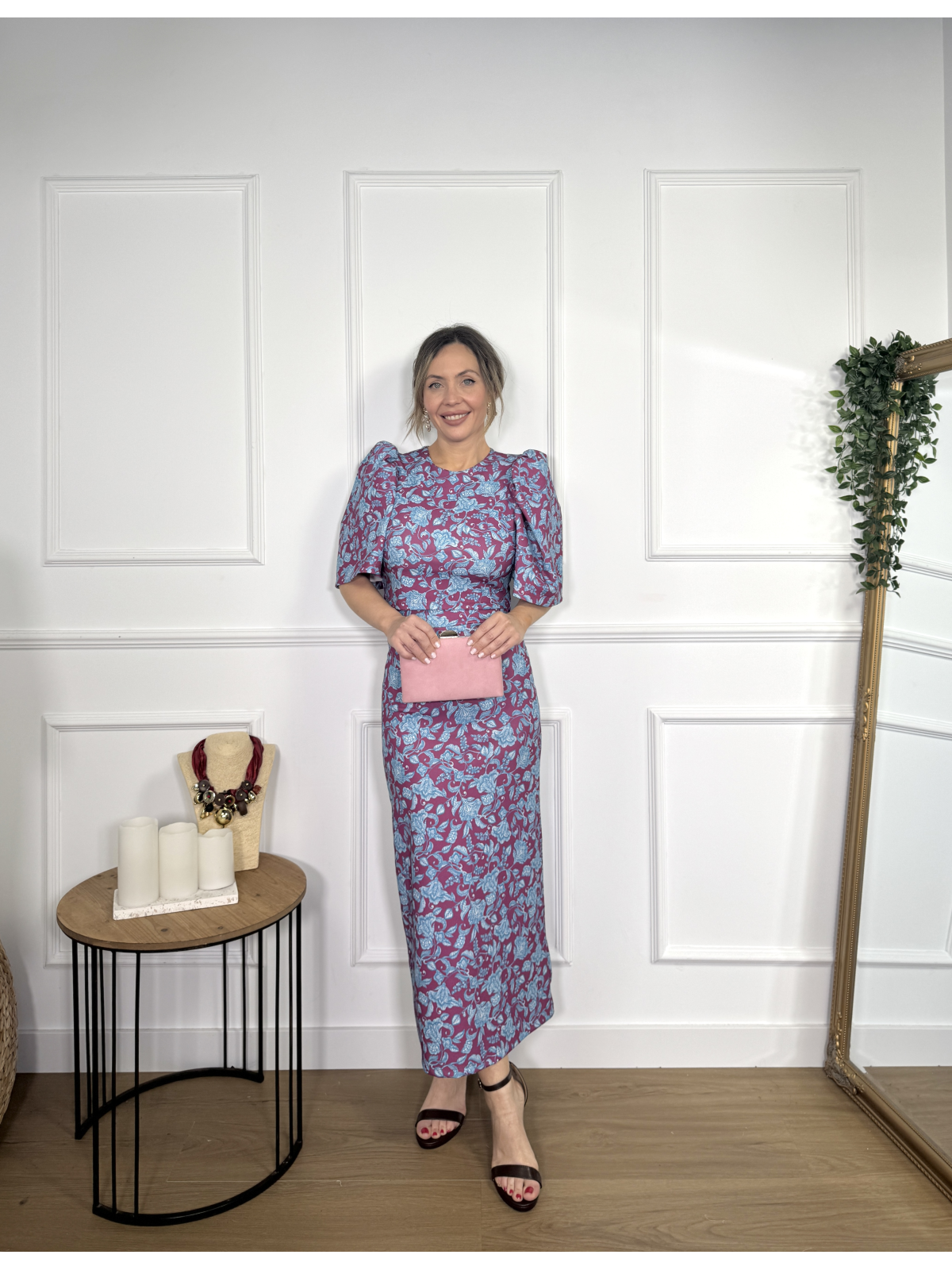 Conjunto de dos piezas formado por top y falda midi.