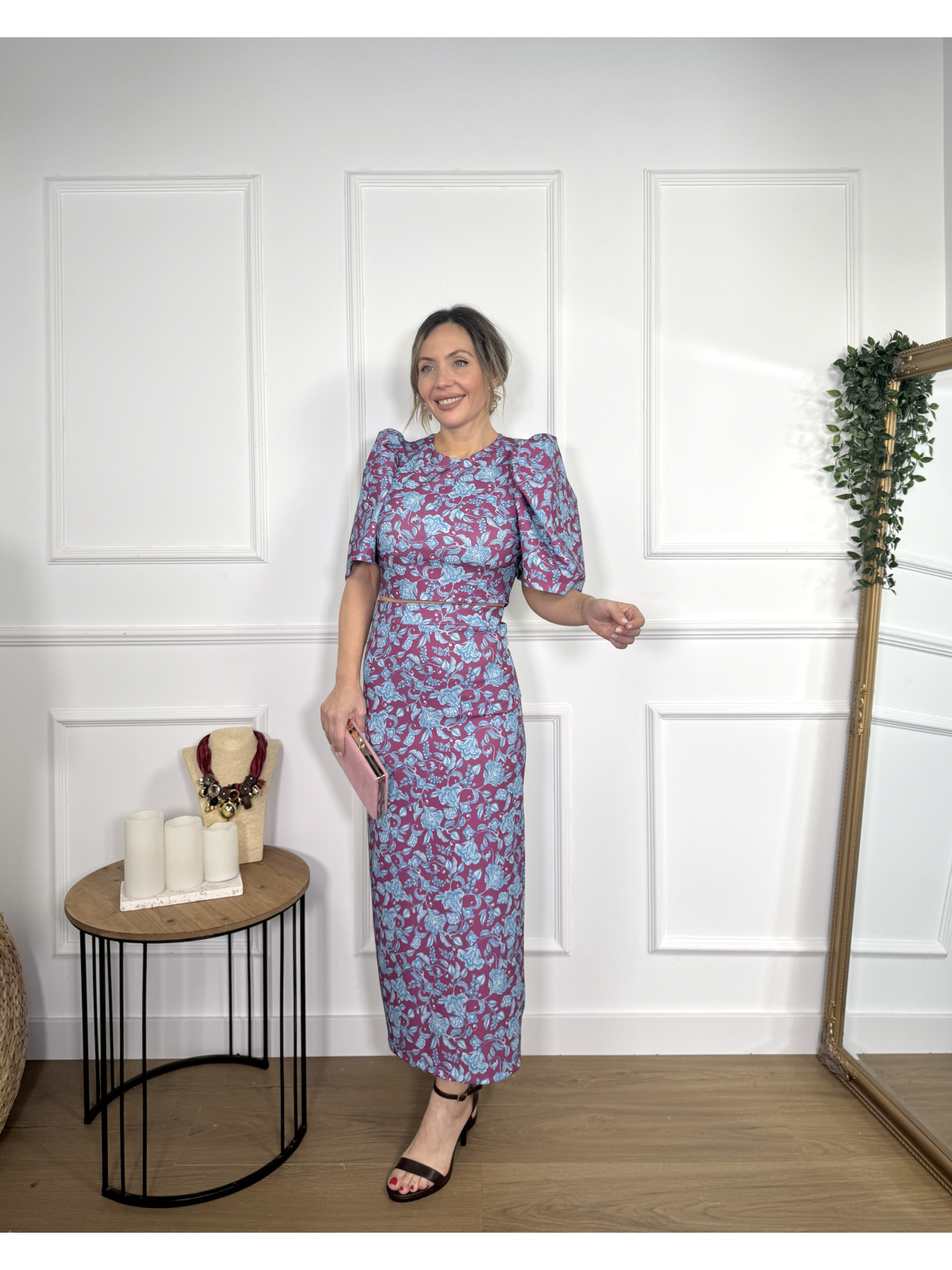 Conjunto de dos piezas formado por top y falda midi.