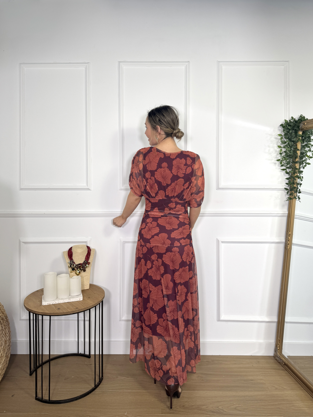 Vestido midi estampado de diseño drapeado.