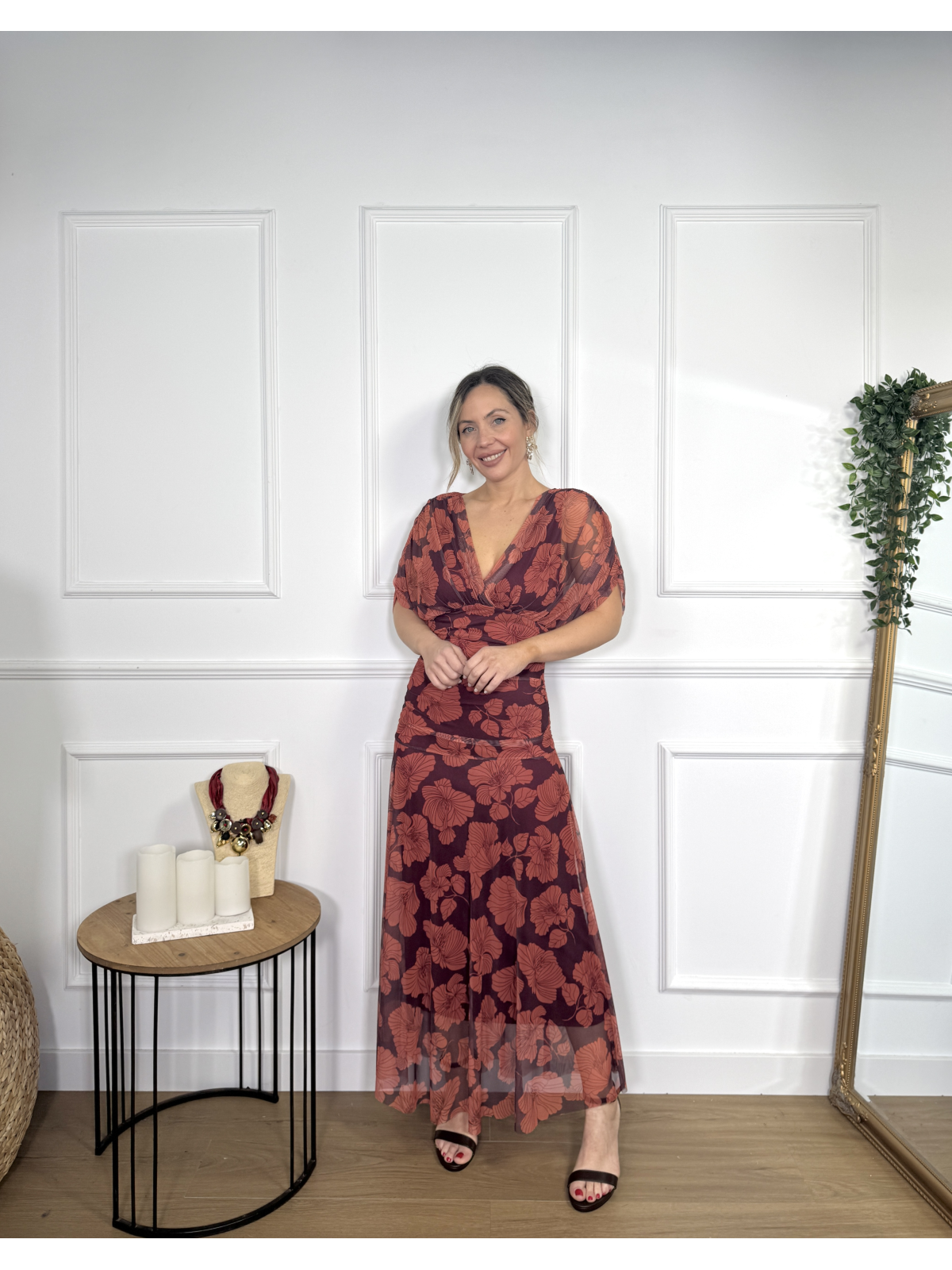 Vestido midi estampado de diseño drapeado.