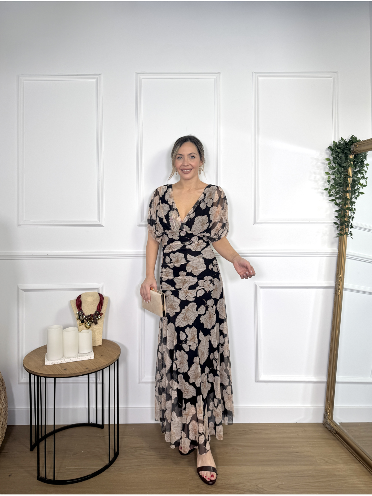 Vestido midi estampado de diseño drapeado.