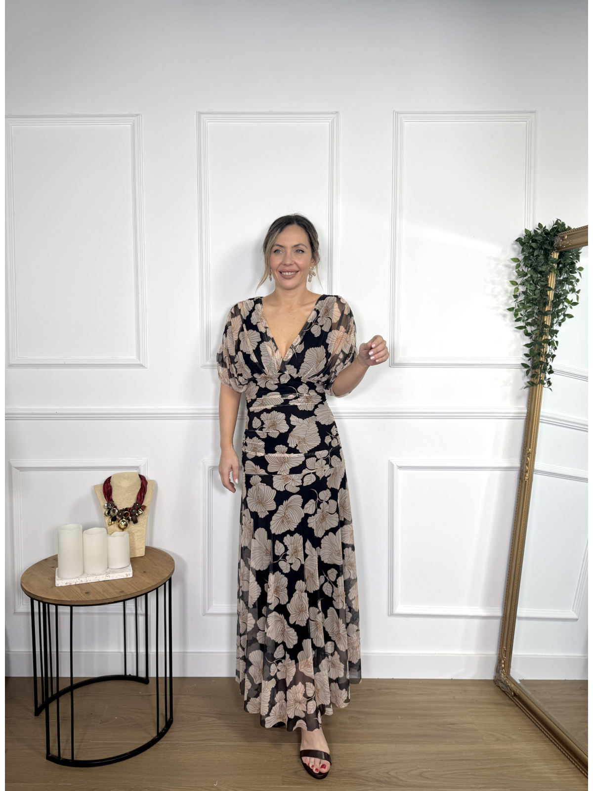 Vestido midi estampado de diseño drapeado.