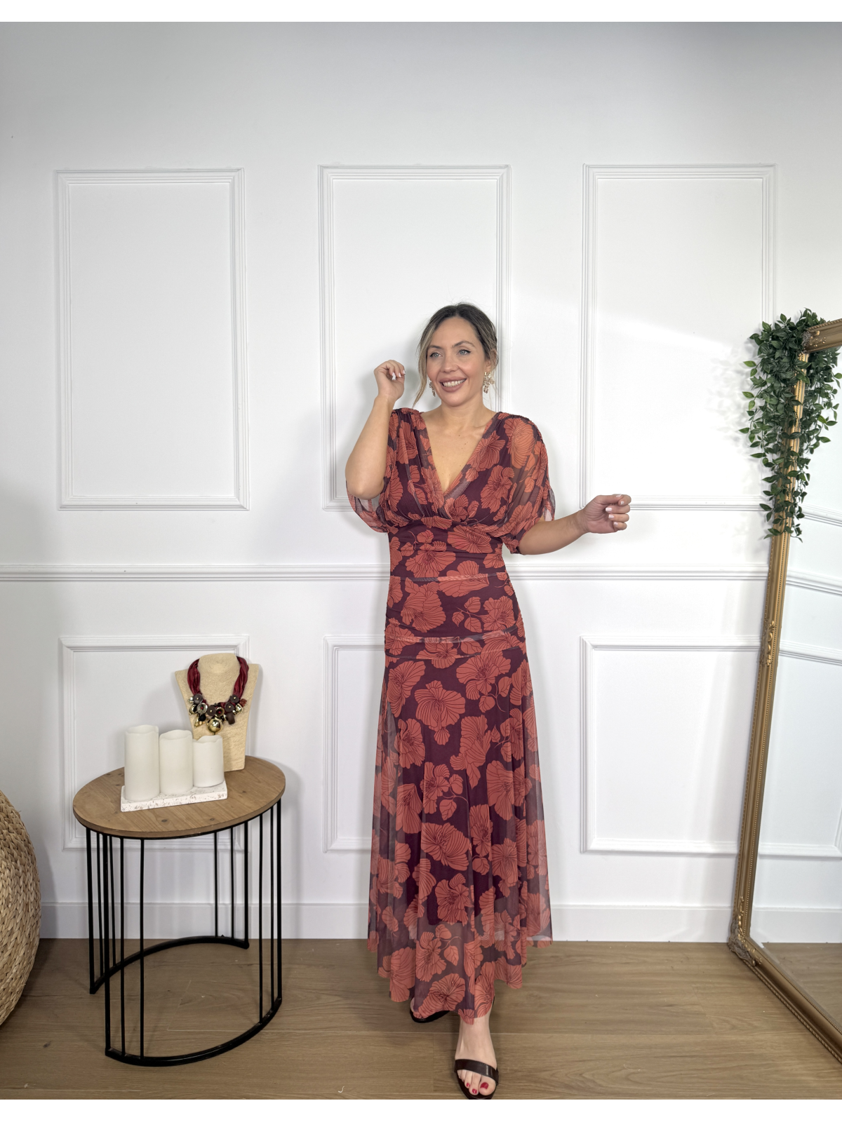 Vestido midi estampado de diseño drapeado.