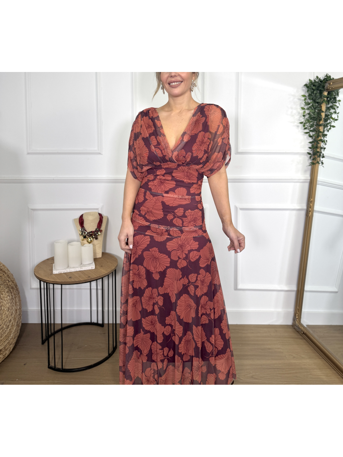 Vestido midi estampado de diseño drapeado.