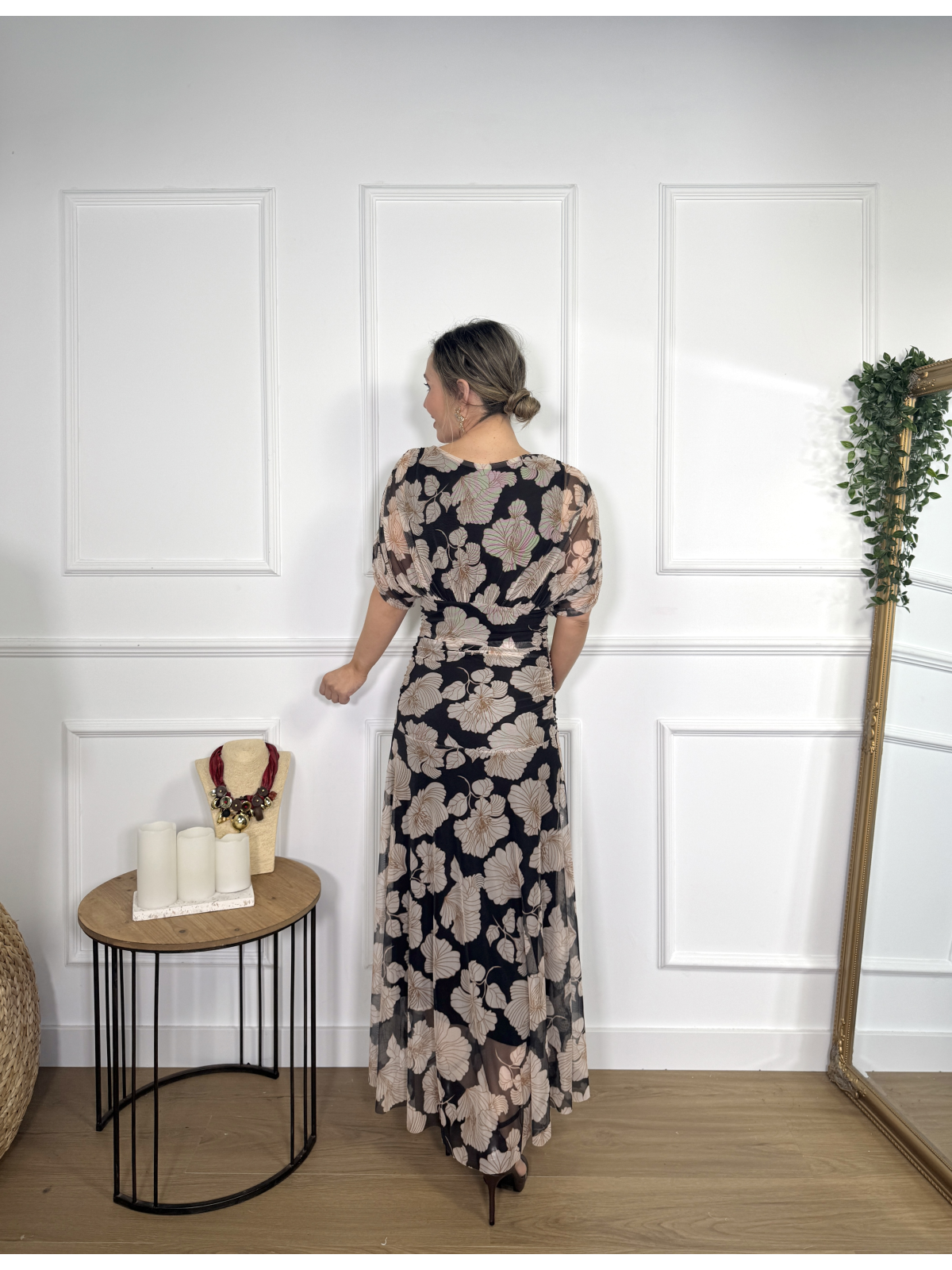 Vestido midi estampado de diseño drapeado.