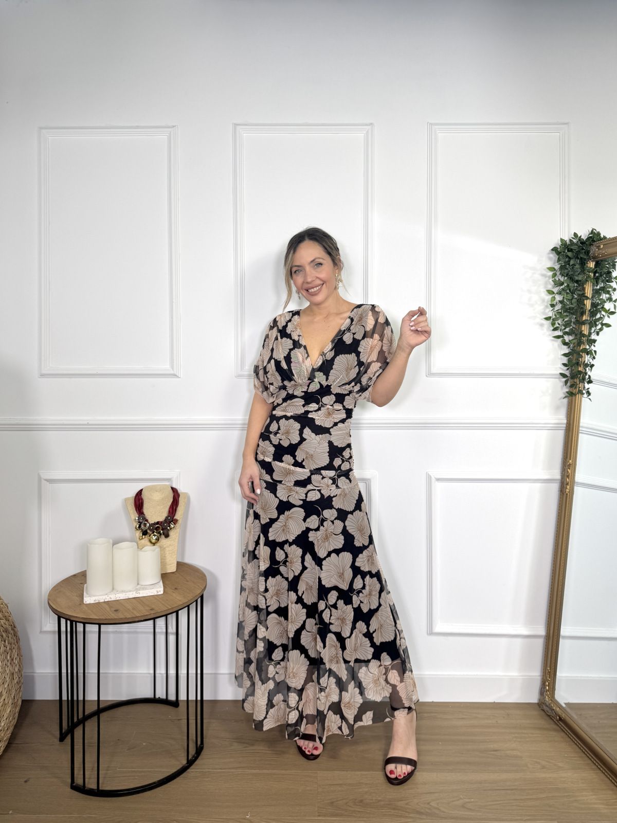 Vestido midi estampado de diseño drapeado.