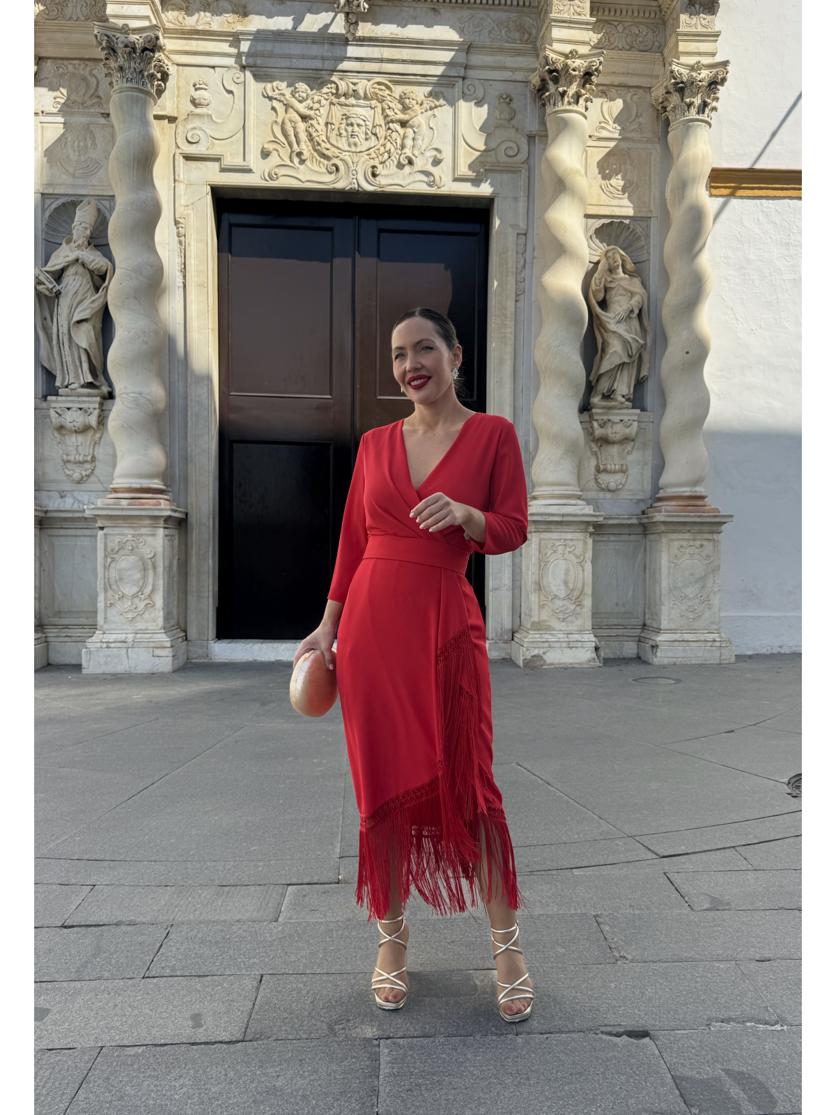 Vestido midi en color rojo intenso con flecos.