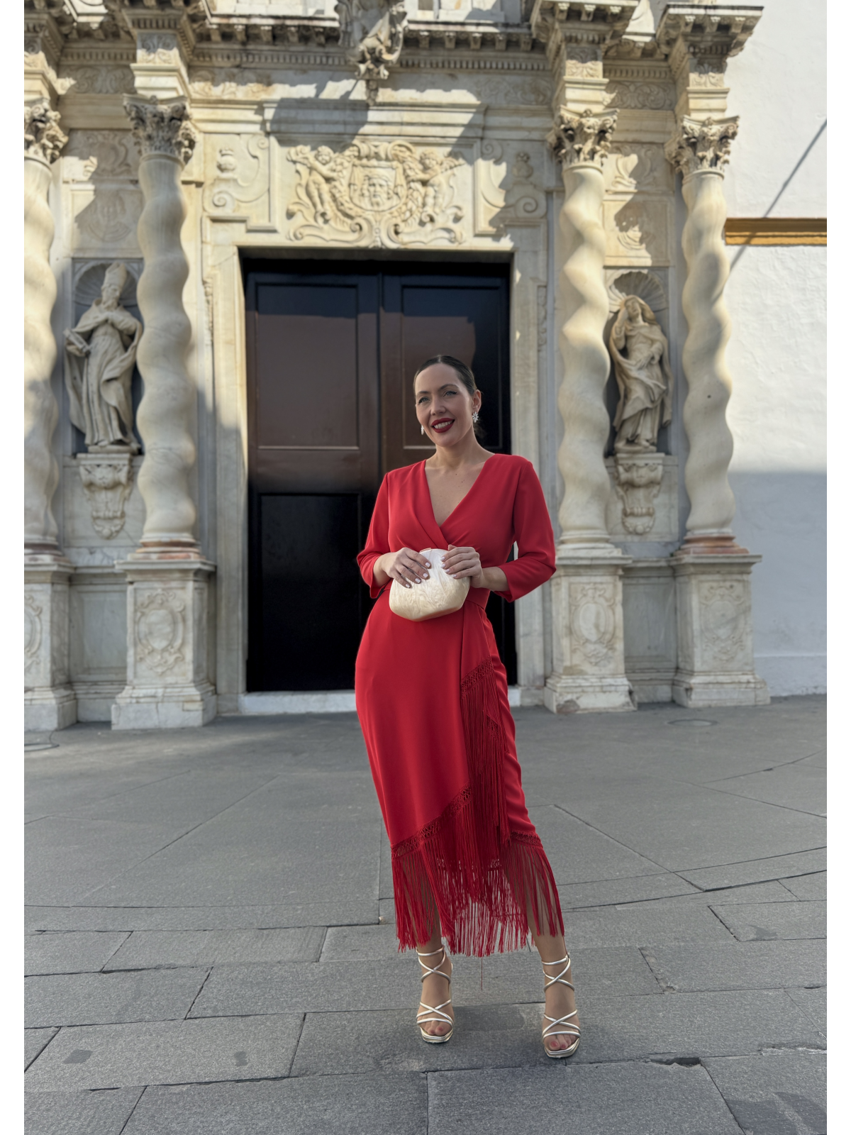 Vestido midi en color rojo intenso con flecos.
