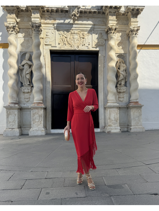 Vestido midi en color rojo intenso con flecos.