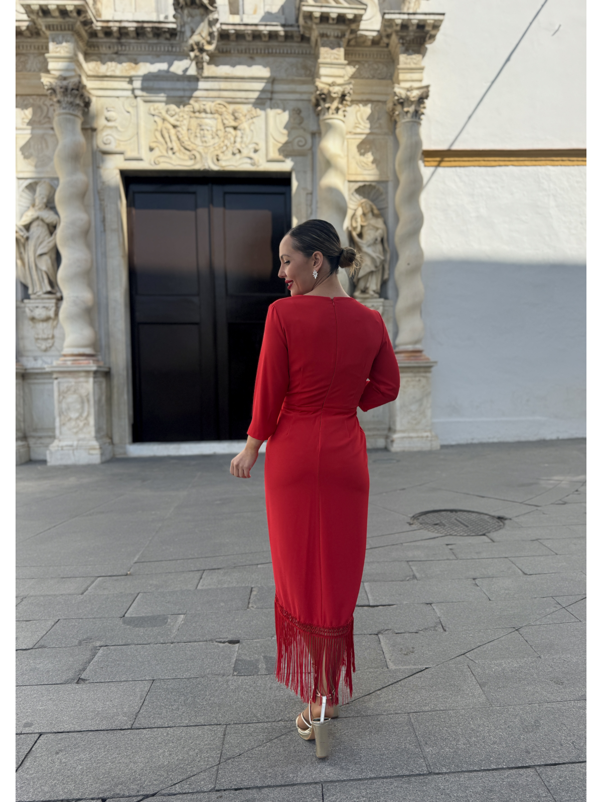 Vestido midi en color rojo intenso con flecos.