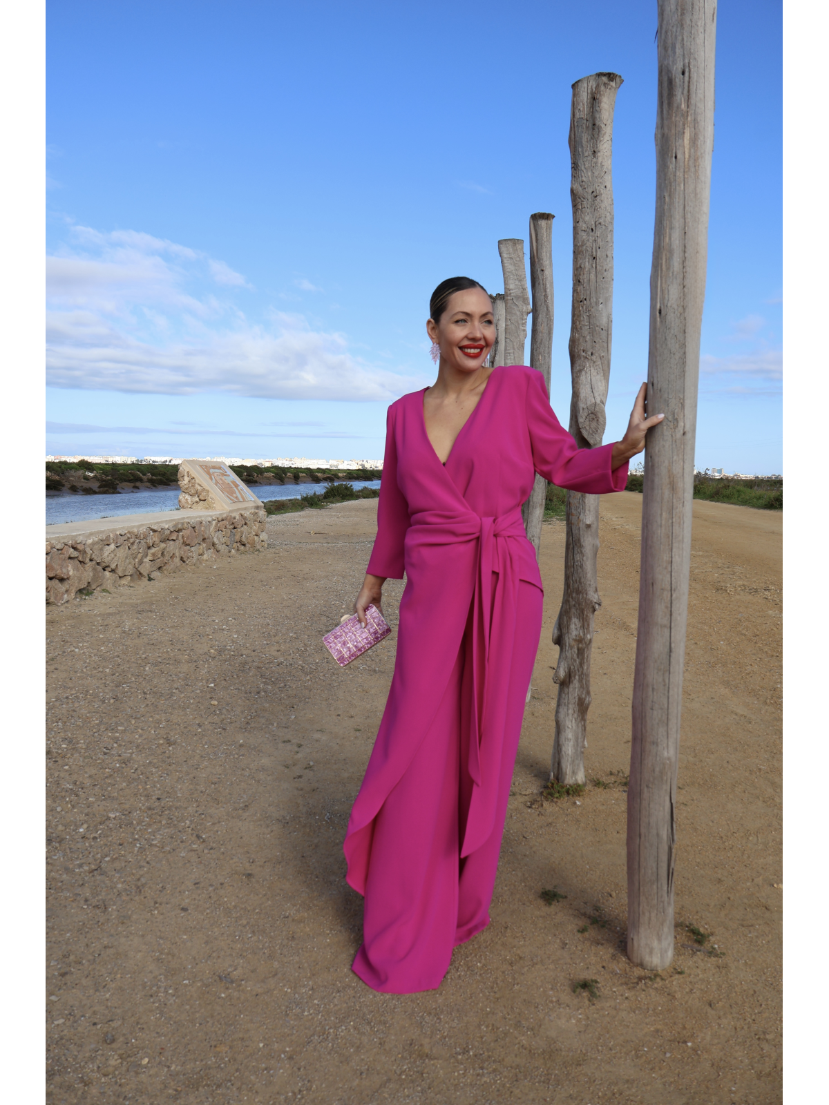 Conjunto de dos piezas en color fucsia, ideal para invitadas de boda,