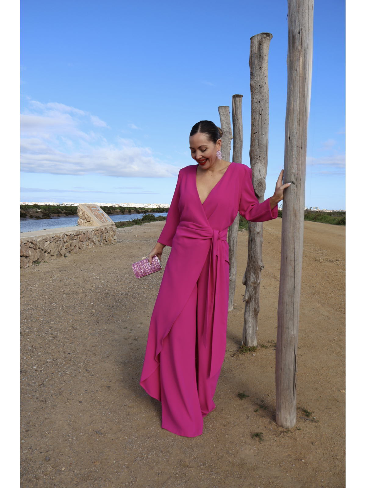 Conjunto de dos piezas en color fucsia, ideal para invitadas de boda,