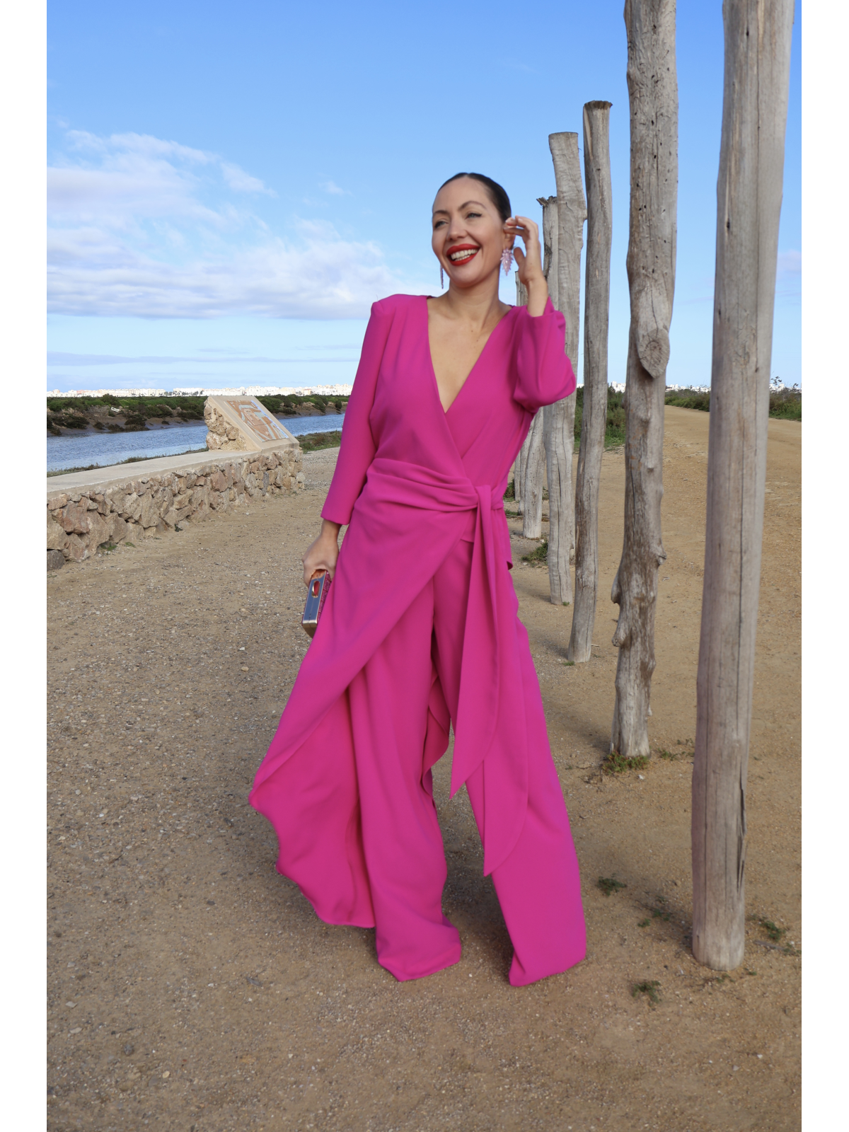 Conjunto de dos piezas en color fucsia, ideal para invitadas de boda,